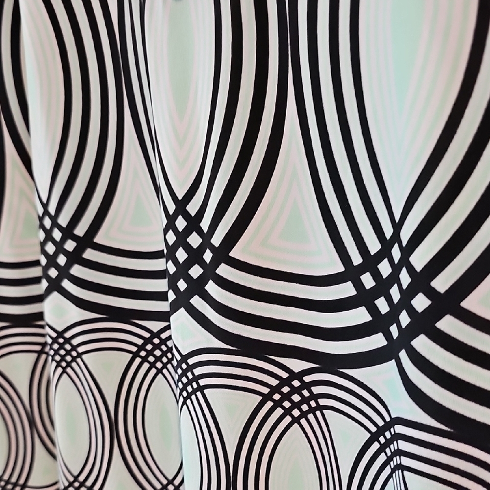 JM Collection Black and White Graphic Tunic Blouse - Picture 6 of 6